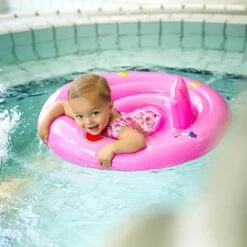 SWIM ESSENTIALS Baby Zwemband Met Zitje Roze 8 SWIM ESSENTIALS Baby Zwemband Met Zitje Roze -Life Is Better At The Pool Baby zwemband met zitje roze 03