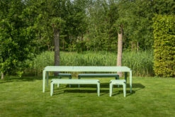 Weltevree Tuintafel Bank 14 Weltevree Tuintafel Bank -Life Is Better At The Pool Bended design tuintafel 05 1