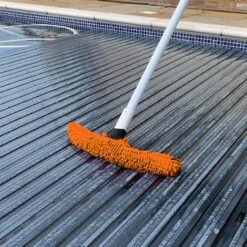 Flexibele Microvezel Zwembadborstel 6 Flexibele Microvezel Zwembadborstel -Life Is Better At The Pool Flexibele microvezel zwembadborstel voor rolluik reiniging