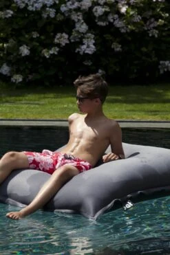 Float Zitzak Sit On It -Life Is Better At The Pool Float zitzak Sit On It Dark Grey 02 scaled 1