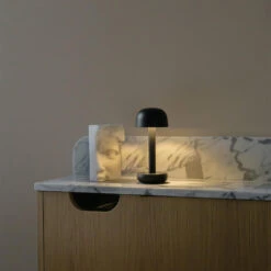 Humble Two Table Light -Life Is Better At The Pool Humble Two Black tafellamp sfeer