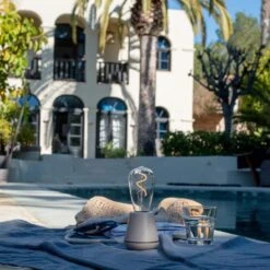 Humble One Outdoor Tafellamp -Life Is Better At The Pool Humble one outdoor beige sfeer