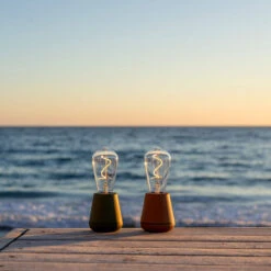 Humble One Outdoor Tafellamp -Life Is Better At The Pool Humble one outdoor kaneel sfeer 03