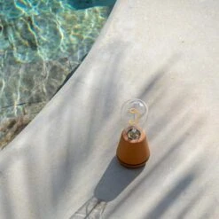 Humble One Outdoor Tafellamp -Life Is Better At The Pool Humble one outdoor kaneel sfeer