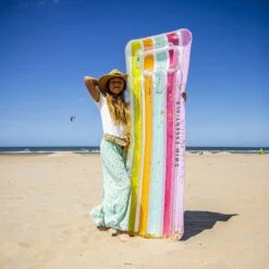 Luxe Luchtbed Met Glitters 11 Luxe Luchtbed Met Glitters -Life Is Better At The Pool Luxe luchtbed met glitters 04