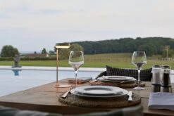 Mirai Tafel Lamp Imagilights 30 Mirai Tafel Lamp Imagilights -Life Is Better At The Pool Mira tafel lamp sfeer foto bij zwembad 02