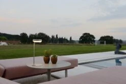 Mirai Tafel Lamp Imagilights 31 Mirai Tafel Lamp Imagilights -Life Is Better At The Pool Mira tafel lamp sfeer foto bij zwembad