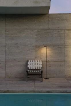 Mirai Staande Lamp Imagilights -Life Is Better At The Pool Mirai staande lamp black black aan zwembad by night