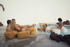 OGO Flower Luxe Ligbed 21 OGO Flower Luxe Ligbed -Life Is Better At The Pool OGO 2023 7 3B6A2215 copia scaled 1