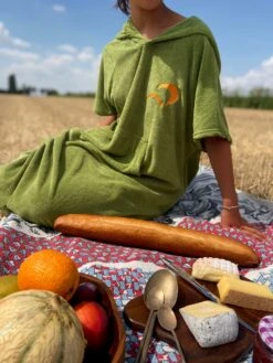 Ocean Drive Poncho Adult -Life Is Better At The Pool Ocean drive poncho adult groen in het veld 02