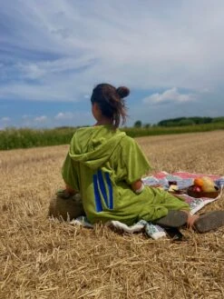 Ocean Drive Poncho Adult -Life Is Better At The Pool Ocean drive poncho adult groen in het veld