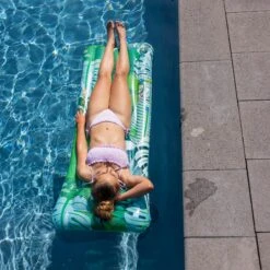 SWIM ESSENTIALS Opblaasbaar Ligbed Oerwoud 8 SWIM ESSENTIALS Opblaasbaar Ligbed Oerwoud -Life Is Better At The Pool Opblaasbaar ligbed oerwoud 03