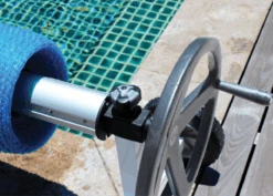 Oprolsysteem Voor Zomerzeil Op Wielen 7 Oprolsysteem Voor Zomerzeil Op Wielen -Life Is Better At The Pool Oprolsysteem voor zomerzeil op wielen 4