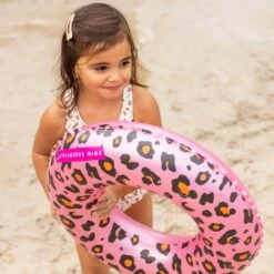SWIM ESSENTIALS Roze Panter Zwemband -Life Is Better At The Pool Roze panter zwemband klein 02