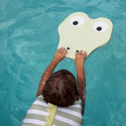 SunnyLife Zwemplank Voor Kids Cookie The Croc Light Khaki 9 SunnyLife Zwemplank Voor Kids Cookie The Croc Light Khaki -Life Is Better At The Pool S41KKCRC L 1