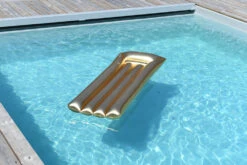 Sunvibes Gold Matras 8 Sunvibes Gold Matras -Life Is Better At The Pool SUNVIBES MATELAS DORE SITUATION 1