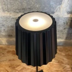 Troll 2.0 Tafellamp 26 Troll 2.0 Tafellamp -Life Is Better At The Pool Troll 2 tafellamp zwart bediening