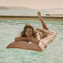 SunnyLife Vintage Lie On Opblaasbare Matras 11 SunnyLife Vintage Lie On Opblaasbare Matras -Life Is Better At The Pool Vintage lie on opblaasbare matras 05
