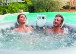 Spa Hoofdsteunen Met Bekerhouder 7 Spa Hoofdsteunen Met Bekerhouder -Life Is Better At The Pool appuis tete porte gobelet blanc scaled 1